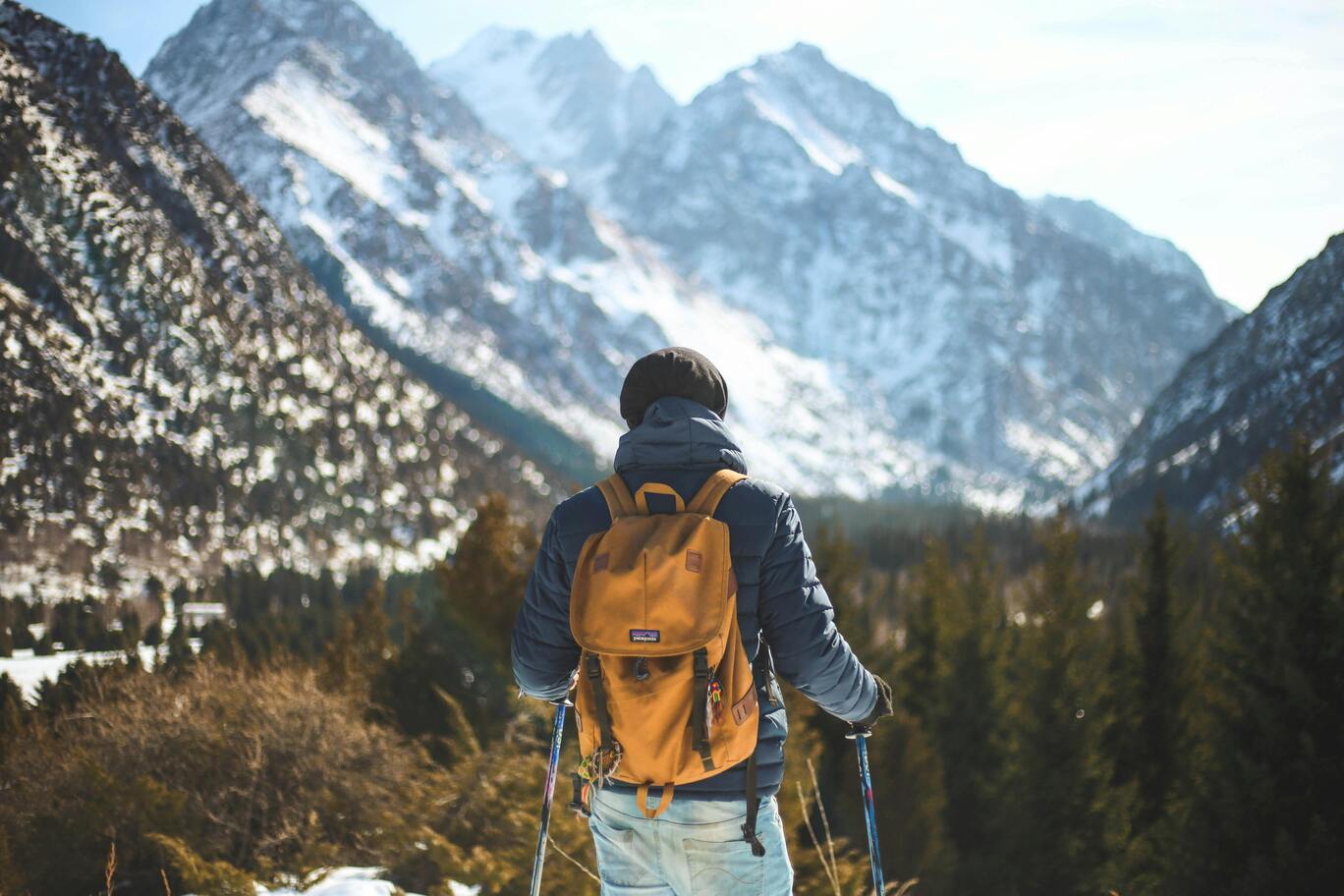 Mann bei Bergwanderung